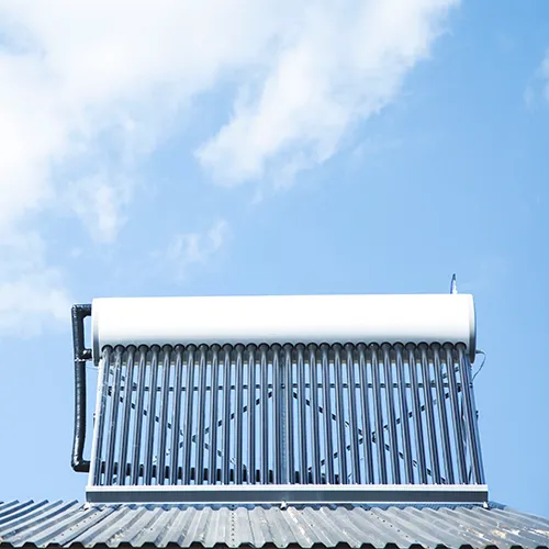 Solarwarmwasseranlage Solarwarmwasseranlage unter blauem Himmel